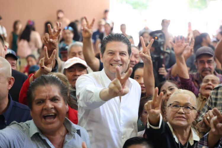 Alfonso Martínez entrega certeza jurídica a miles de familias con el programa de regularización de colonias