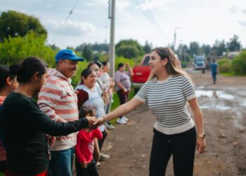 Dayana Pérez Mendoza atiende directamente a familias de Acapulquillo