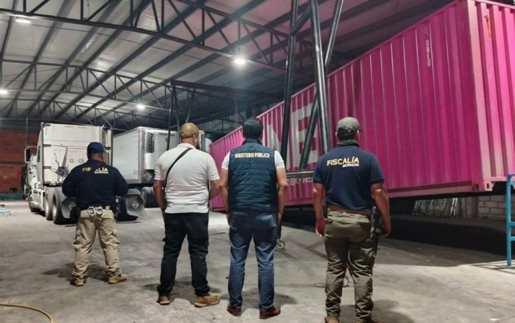 En cateo, desmantela FGE bodega y  asegura 23 unidades relacionadas con el delito de robo al transporte en la autopista siglo XXI