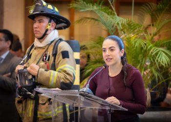 Tras rendir homenaje a bomberos, Giulianna Bugarini anuncia avances en una reforma histórica para dignificar su labor
