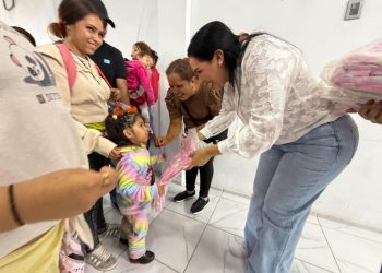 Adriana Campos entrega mochilas y llama a impulsar la educación y apoyar a niñas, niños y jóvenes