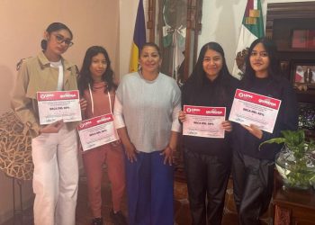 Gobierno de Quiroga entrega becas del 50% a jóvenes universitarios