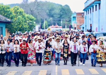 Tras 84 años de lucha, dan a comuneros de Paracho título de propiedad de tierras comunales