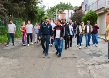 Yankel Benítez escucha y atiende a vecinos de la colonia Mariano Michelena