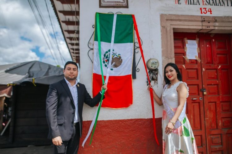 Dayana Pérez encabeza las Fiestas Patrias con la colocación del Bando Solemne