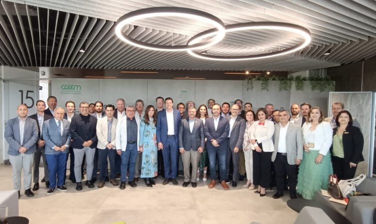 Presenta Alfonso Martínez proyectos de desarrollo a empresarios