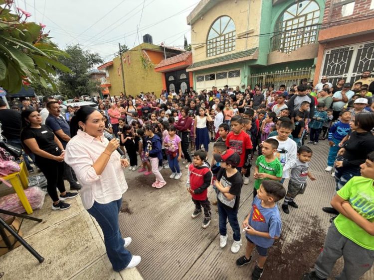 Adriana Campos Huirache continúa apoyando a las familias con el regreso a clases