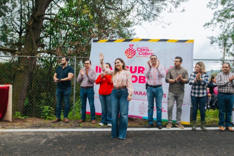 Inaugura Dayana Pérez Mendoza tramo carretero en el Tarascón