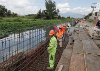 Alfonso Martínez construye muro de contención en dren de los Itzícuaros