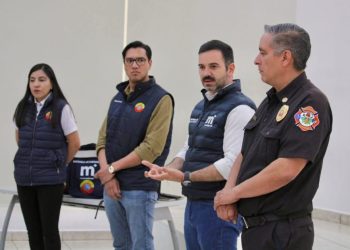 Yankel Benítez entrega mochilas de emergencia