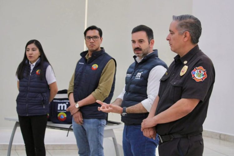 Yankel Benítez entrega mochilas de emergencia