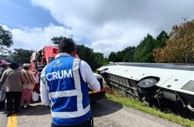 Agilizan el traslado de 46 lesionados tras accidente de autobús en Zacapu