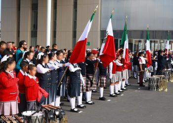 Alfonso Martínez, entrega Bandera Nacional y Bandas de Guerra a escuelas públicas