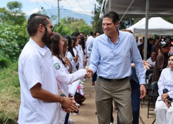 Alfonso Martínez entrega medicamentos a clínicas municipales