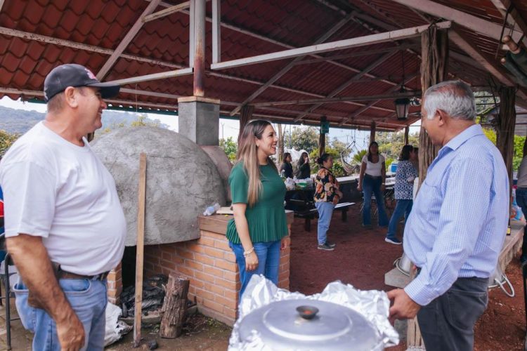 Dayana Pérez Mendoza se reúne con productores de aguacate en Salvador Escalante