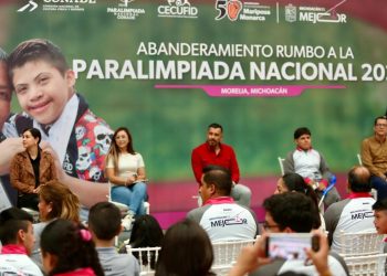 Es abanderada la delegación michoacana que competirá en Paralimpiada Nacional 2025