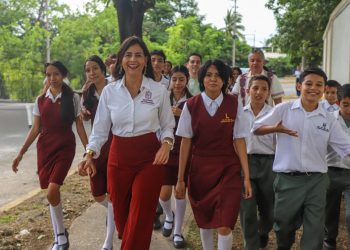 Espacios dignos para más de 7 mil estudiantes en Lázaro Cárdenas: Gabriela Molina