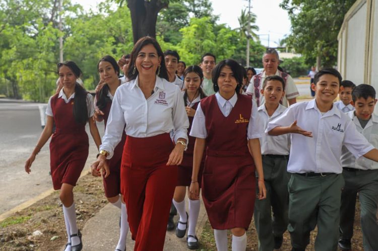 Espacios dignos para más de 7 mil estudiantes en Lázaro Cárdenas: Gabriela Molina