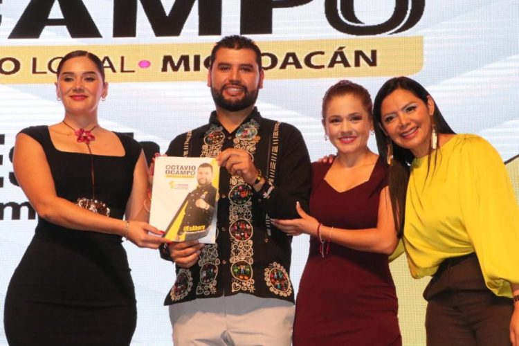 Octavio Ocampo presenta su primer informe en Zitácuaro