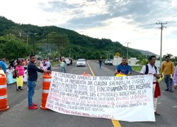 Comuneros de Pomaro bloquean carretera costera por incumplir gobiernos Federal y Estatal con entrega del hospital IMSS Bienestar Maruata
