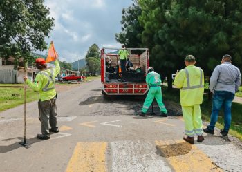 Dayana Pérez Mendoza supervisa acciones de bacheo en Opopeo