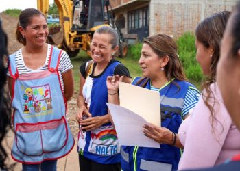 Cumple Alma Mireya González con la pavimentación de la calle Batalla de Casa Mata