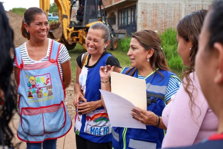 Cumple Alma Mireya González con la pavimentación de la calle Batalla de Casa Mata
