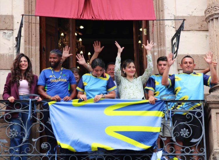 Encabeza Brissa Arroyo colocación de la bandera de la comunidad sorda en Congreso Local