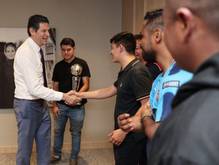 Alfonso Martínez reconoce al Club Michoacán de Sordos por su tercer lugar en torneo relámpago