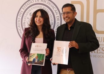 Conrado Paz entrega su Primer Informe Legislativo a la Mesa Directiva del Congreso