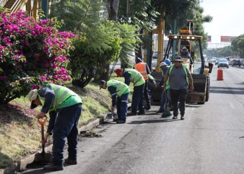 Gobierno de Morelia retira escombro en salida a Quiroga