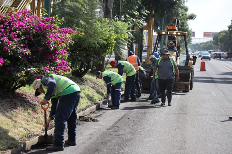 Gobierno de Morelia retira escombro en salida a Quiroga