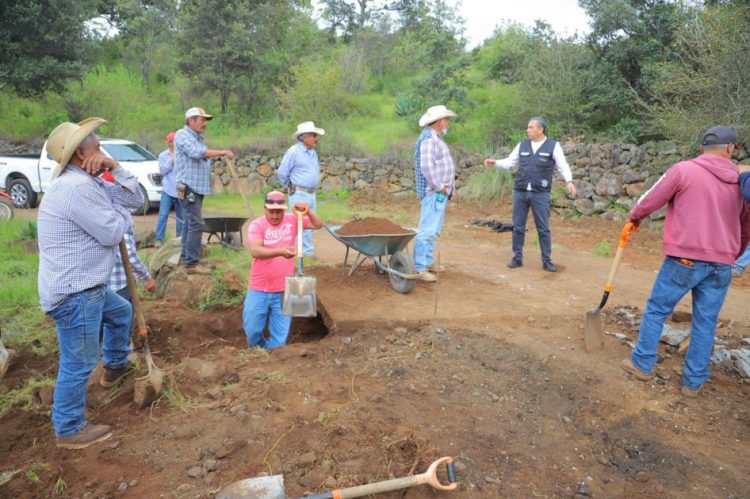 Barragán mejora caminos en las tenencias de Morelia