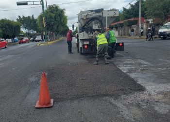 Gobierno de Morelia realiza bacheo en Calzada la Huerta