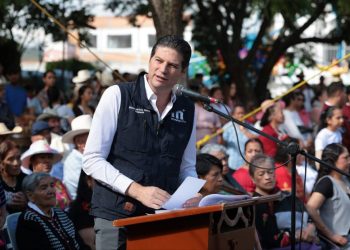 Brinda Alfonso Martínez certeza jurídica a colonos de la tenencia Morelos