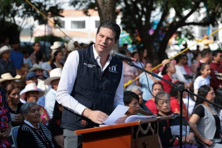 Brinda Alfonso Martínez certeza jurídica a colonos de la tenencia Morelos