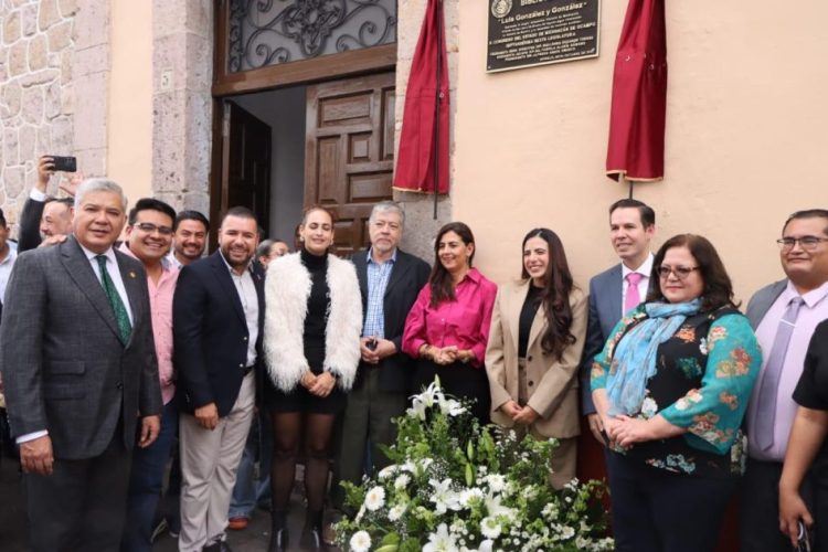 Develan placa en la biblioteca del Congreso del Estado con el nombre de “Luis González y González