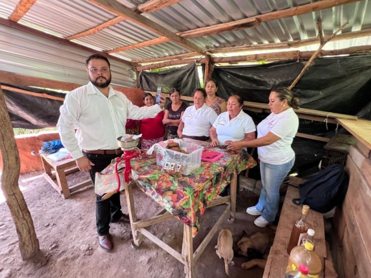 Vicente Gómez impulsa a mujeres emprendedoras del Distrito XIX