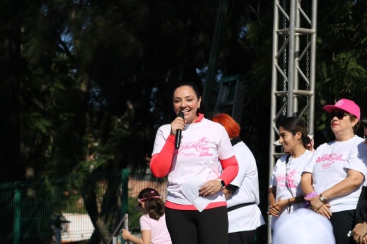 Realiza con éxito, Adriana Hernández, onceava Carrera Rosa