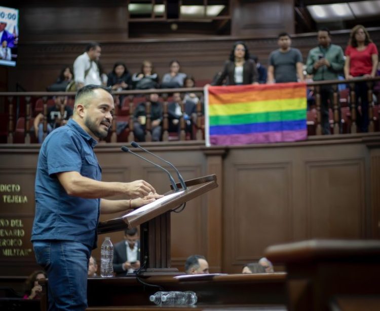 Publicita Hugo Rangel reforma para que sea reconocida la diversidad familiar en Michoacán