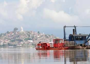 Muelles y canales del lago de Pátzcuaro reciben mantenimiento y estar listos para la Noche de Muertos: Compesca