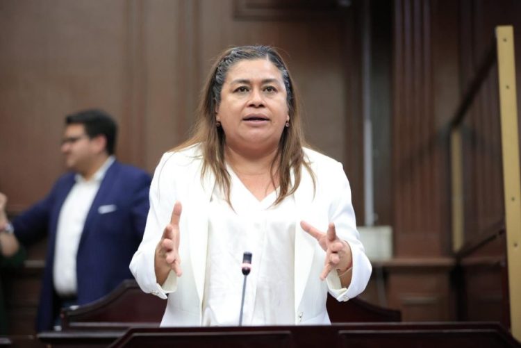 Exhorta Belinda Iturbide a prevenir el cáncer de mama en Michoacán
