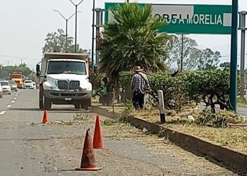 Brigadas de Servicios Públicos intervienen carretera a salida a Quiroga