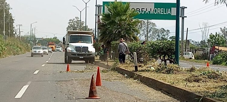 Brigadas de Servicios Públicos intervienen carretera a salida a Quiroga