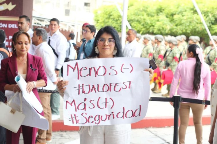 Vanhe Caratachea se levanta de sesión solemne en Apatzingán en protesta por la inseguridad en Michoacán