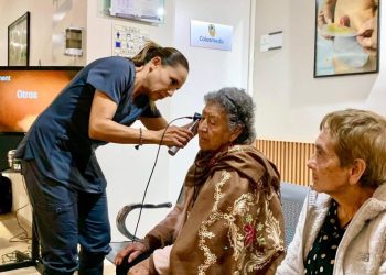 Reciben adultos mayores de Quiroga aparatos auditivos gracias a las gestiones del gobierno municipal