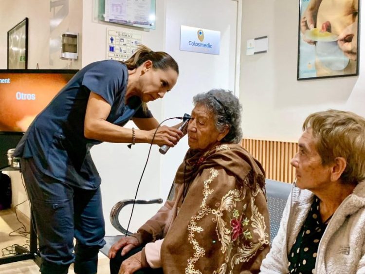 Reciben adultos mayores de Quiroga aparatos auditivos gracias a las gestiones del gobierno municipal