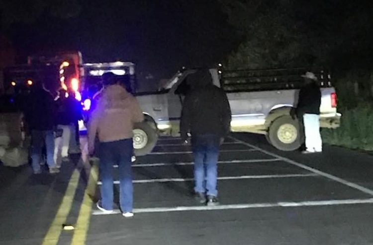 Otro día caótico en la zona purépecha de Michoacán por nuevos bloqueos carreteros