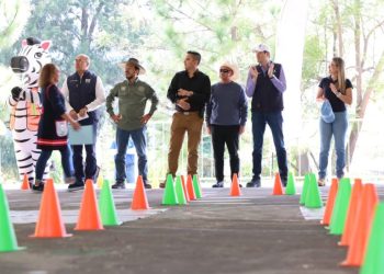 Alfonso Martínez convive con niñas y niños del Jardín de Niños Ignacio López Rayón