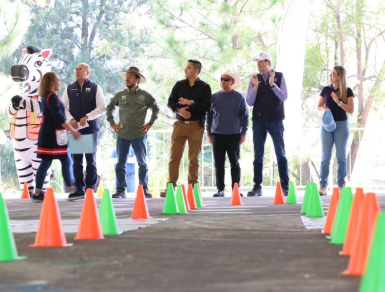 Alfonso Martínez convive con niñas y niños del Jardín de Niños Ignacio López Rayón